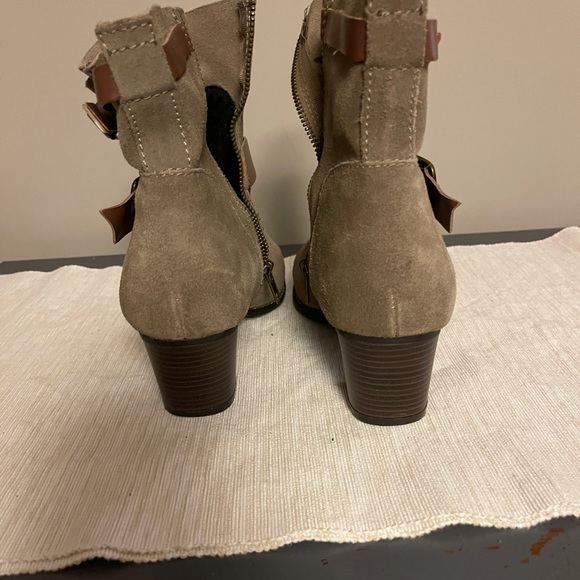 suede boots size 8 1/2 - Picture 4 of 5